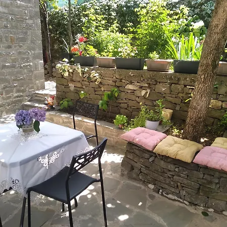 Shtepia E Trendafilave ゲストハウス *