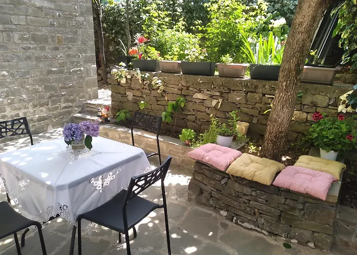 Shtepia E Trendafilave Guest house *